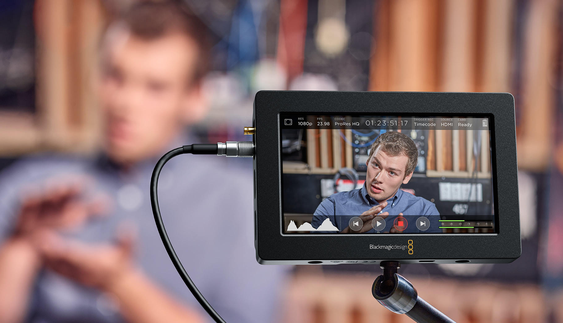 Monitor assistant. Blackmagic Design монитор. Монитор для камер трансляций Blackmagic. Стриминг журналистика. Монитор для настройки видеокамер.