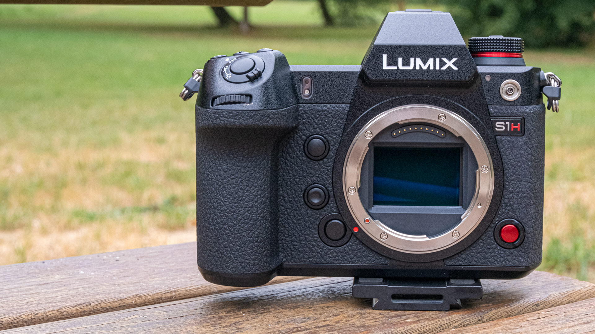 ambitie Tenslotte radicaal Panasonic LUMIX S1H - Full Specs & Details, First Look at the 6K Full-Frame  Mirrorless | CineD
