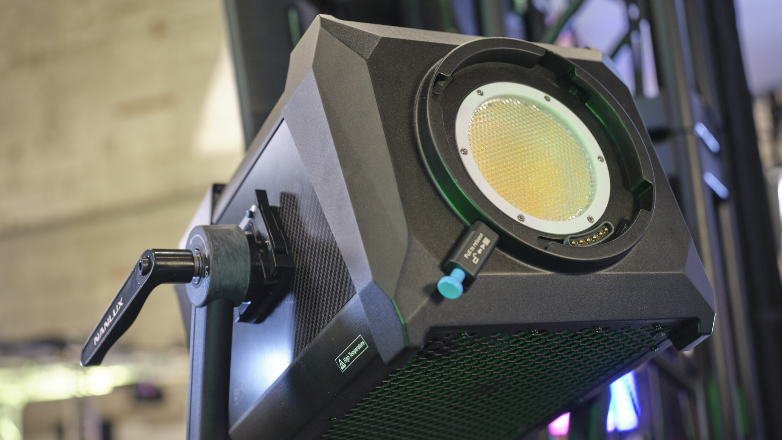 NANLUX Evoke 2400B - Hands-On With A High-Power Bi-Color LED Light | CineD